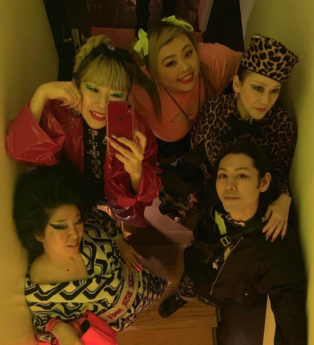 小林尊のインスタグラム：「I’m a manager for these b••ches  #zoomaster  ご覧のとおり、動物園のオーナーもやってます。」