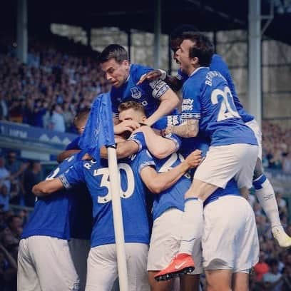 エヴァートンFCさんのインスタグラム写真 - (エヴァートンFCInstagram)「Long weekend vibes with friends and family. 💙 • • • #everton #efc #premierleague #goodison #efcmatchday #epl #pl #bankholiday #bankholidayweekend」4月23日 3時06分 - everton