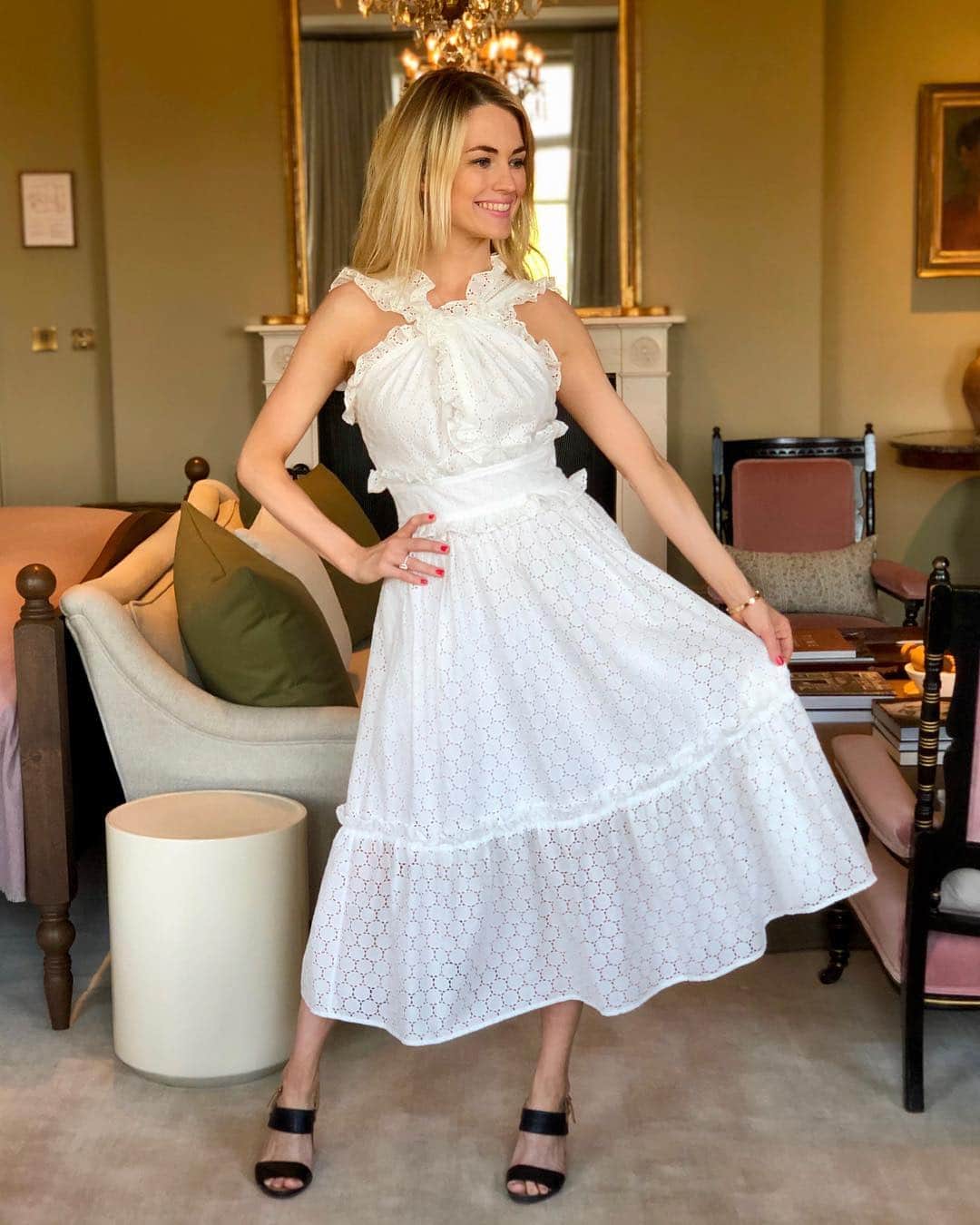 Harper's BAZAARさんのインスタグラム写真 - (Harper's BAZAARInstagram)「Today we have a special guest star for our #GetDressedWithMe series, @amandahearst, co-founder of @maisondemode an online retailer that specializes in eco-friendly fashion. Watch our Stories for a peak at her stylish and sustainable wardrobe.」4月23日 3時08分 - harpersbazaarus