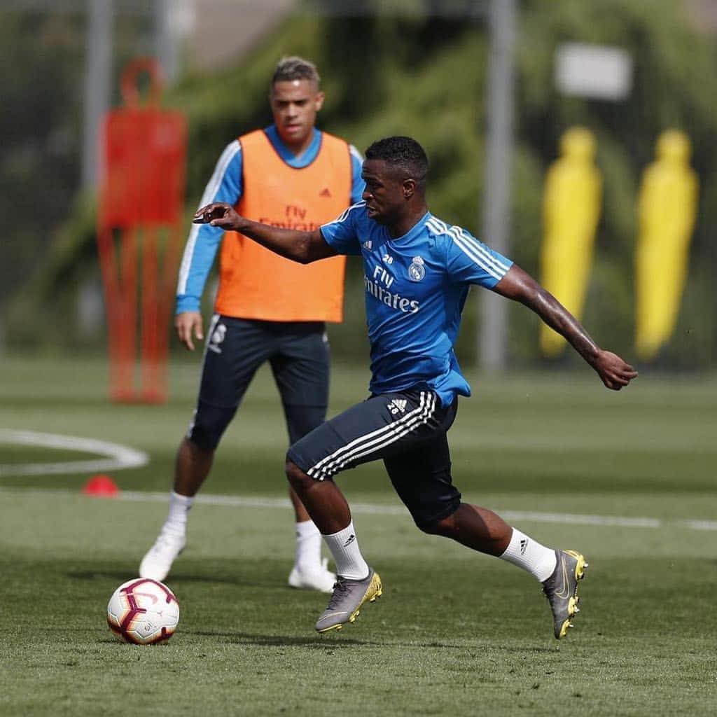 ヴィニシウス・ジュニオールのインスタグラム：「De volta... Mais feliz e recuperado que nunca! ⚽️」