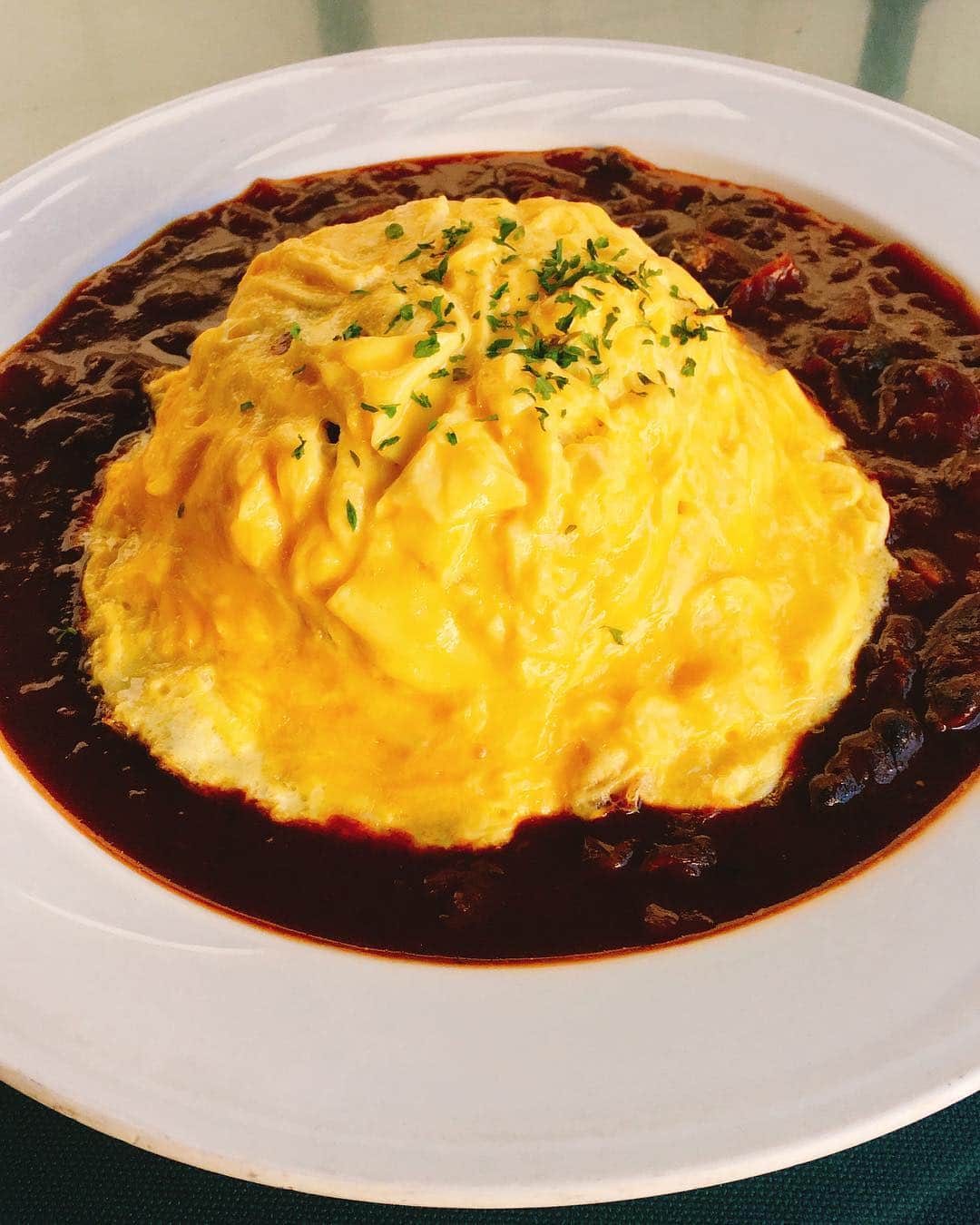のインスタグラム：「Omlette staffed with fried rice. #dailylunchspecial $12.00 本日の日替わりは#オムハヤシ  #hawaiianrestaurant #waikikilunch #dailylunch #日替りランチ #hawaiifoodfinds #honolulufoodie #waikikirestaurant #hawaiigourmet #ハワイグルメ #hawaiitrip #lovehawaii #ハワイ好きな人と繋がりたい #おすすめハワイ #allhawaiijp」