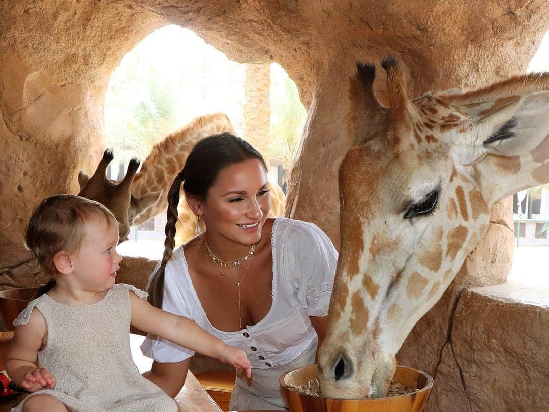 サム・フェアーズさんのインスタグラム写真 - (サム・フェアーズInstagram)「What a beautiful experience. This morning we had breakfast with 2 very friendly giraffes 🦒🦒 Rosie amazes me everyday. Full of confidence 🤣😀 little Paul loves animals but he was a little wary today x (this was the breakfast with giraffe experience at the emirates park resort) x」4月23日 3時20分 - samanthafaiers