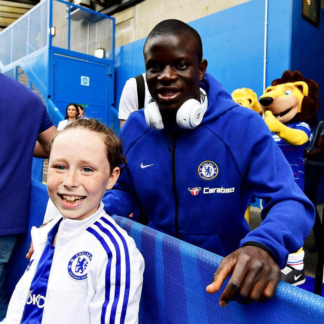チェルシーFCさんのインスタグラム写真 - (チェルシーFCInstagram)「All smiles at Stamford Bridge as @nglkante meets a Junior Blues member on his way to work! 😀 #CHEBUR #CFC #Chelsea」4月23日 3時24分 - chelseafc