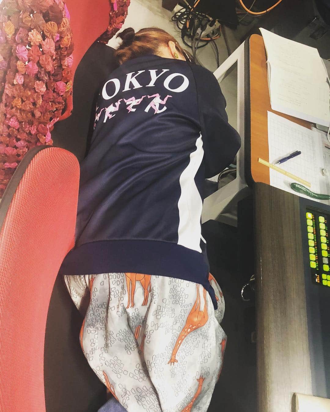 大根仁のインスタグラム：「大河ドラマ「いだてん」次回１６話"ベルリンの壁"、大根仁の演出でお送りします。是非ご覧ください。画像は【基本、現場スタッフはどこでも寝られるが、こんなにどこでも寝られる人は見たことがない、クイーン・オブ・どこでも寝られる=記録の森ちやん】です。」