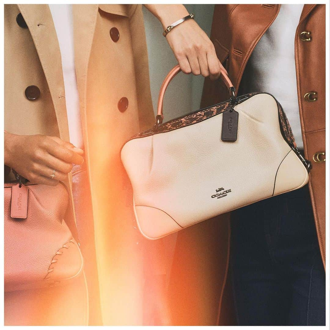 コーチさんのインスタグラム写真 - (コーチInstagram)「It's technically called a satchel, but she'll call it her every time, everywhere, everything bag. #MothersDay #CoachNY」4月23日 3時40分 - coach