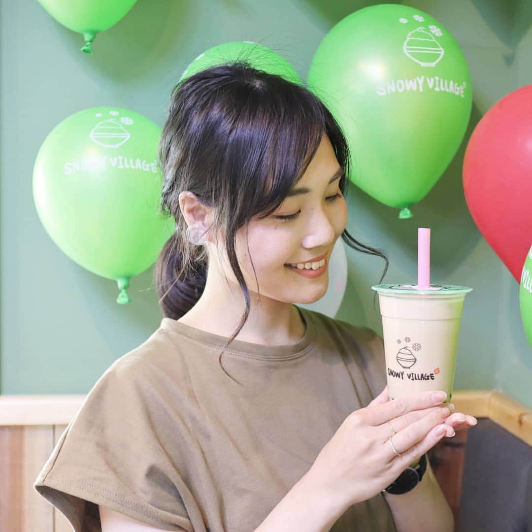 Eri Satoのインスタグラム：「先日、新大久保にオープンした @snowyvillage.japanの OPEN記念パーティーへ @haruru0724 親子と行ってきました💕 · 息子が楽しみにしていたビンス🍧 イチゴやマンゴーたっぷりで、ふわふわの雪みたいなかき氷が美味しい😋 · タピオカも、ココナッツミルクやジャスミンミルクティーがすごく好みの味でまた飲みたい～🤤 · 他にも可愛いチュロスやトッポギなどもありましたよ！ また近々行くつもりです💕 · #新大久保カフェ#新大久保カフェ巡り#新大久保グルメ#新大久保#カフェ#カフェ巡り#カフェ好き#カフェスタグラム#カフェ活#カフェ部#cafe巡り#かき氷#タピオカ#タピ活#インスタ映え#インスタ映えスポット#おしゃれカフェ#女子会#ママ#親子」