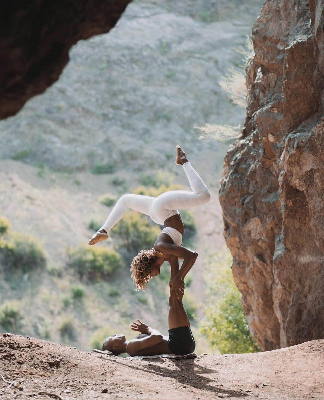 ALO Yogaさんのインスタグラム写真 - (ALO YogaInstagram)「The earth does not belong to us, we belong to the earth 🙏 Happy Earth Day 🌏  @koyawebb & @andrew7sealy get connected not only with each other but the earth beneath them in this stunning acro pose 😍 Koya is wearing the Diamond Bra & High-Waist Vapor Legging in White Camo & Andrew in the Regenerate Short in Black ✨#earthday #aloyoga #yoga」4月23日 4時02分 - aloyoga