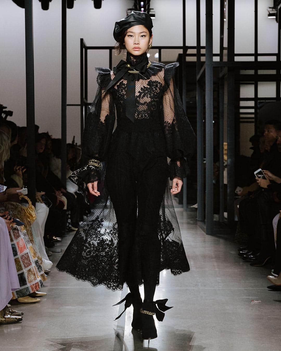 NYFW（ニューヨークファッションウィーク）さんのインスタグラム写真 - (NYFW（ニューヨークファッションウィーク）Instagram)「Sheer panels and intricate lace designs romanced on the @zimmermann runway at #NYFW. 📸 @johannasiring」4月23日 4時02分 - nyfw