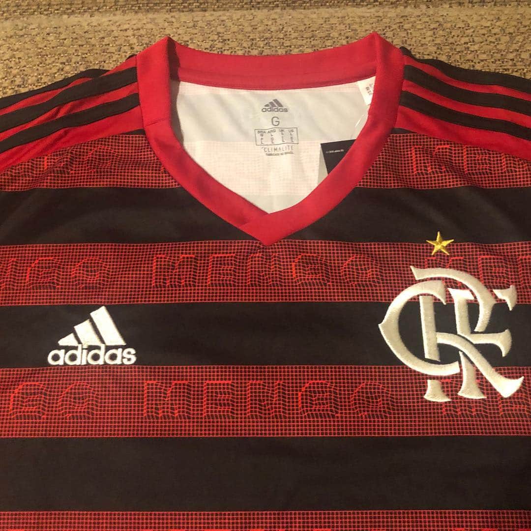 ヴィクター・ウッテンのインスタグラム：「Look What Just Arrived! 🤩 #flamengo」