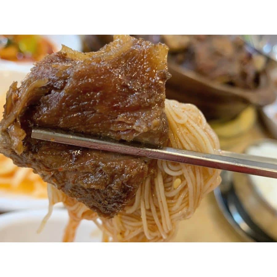 中田奈沙さんのインスタグラム写真 - (中田奈沙Instagram)「Day3❤️ Last dinner in Korea🇰🇷 韓国旅行ラストディナーは 江南のカルビチムと冷麺専門店 《江南麺屋（カンナムミョノッ）/강남면옥 본점》へ✨ 日本であまり食べたことがなかった カルビチム。 じっくり煮込まれて骨からホロリと いとも簡単に外れ、びっくりするほど 柔らかい肉質に感動🥺！！ 日本でもおいしいお店探したい☺️ * #奈沙ログ #奈沙ログinKorea #奈沙旅inkorea #歯はいらないシリーズ #飲めるシリーズ * * ⬅︎swipe⬅︎ ①カルビチム（中サイズ） ②ビビン麺 ③冷麺 ④麺と一緒に食べるのが本場流 ⑤食べ終わった大量の骨 * * #lastdinner #dinner #kaore #seoul #gangnam #foodie #foodstagram #foodpic #foodporn #instafood #foodgasm  #カンナムミョノッ #江南麺屋 #韓国 #ソウル #江南 #カルビチム #冷麺 #ビビン麺 #飯テロ  #강남면옥 #강남면옥본점 #갈비찜 #한국 #서울」4月23日 9時29分 - nasa_nakada