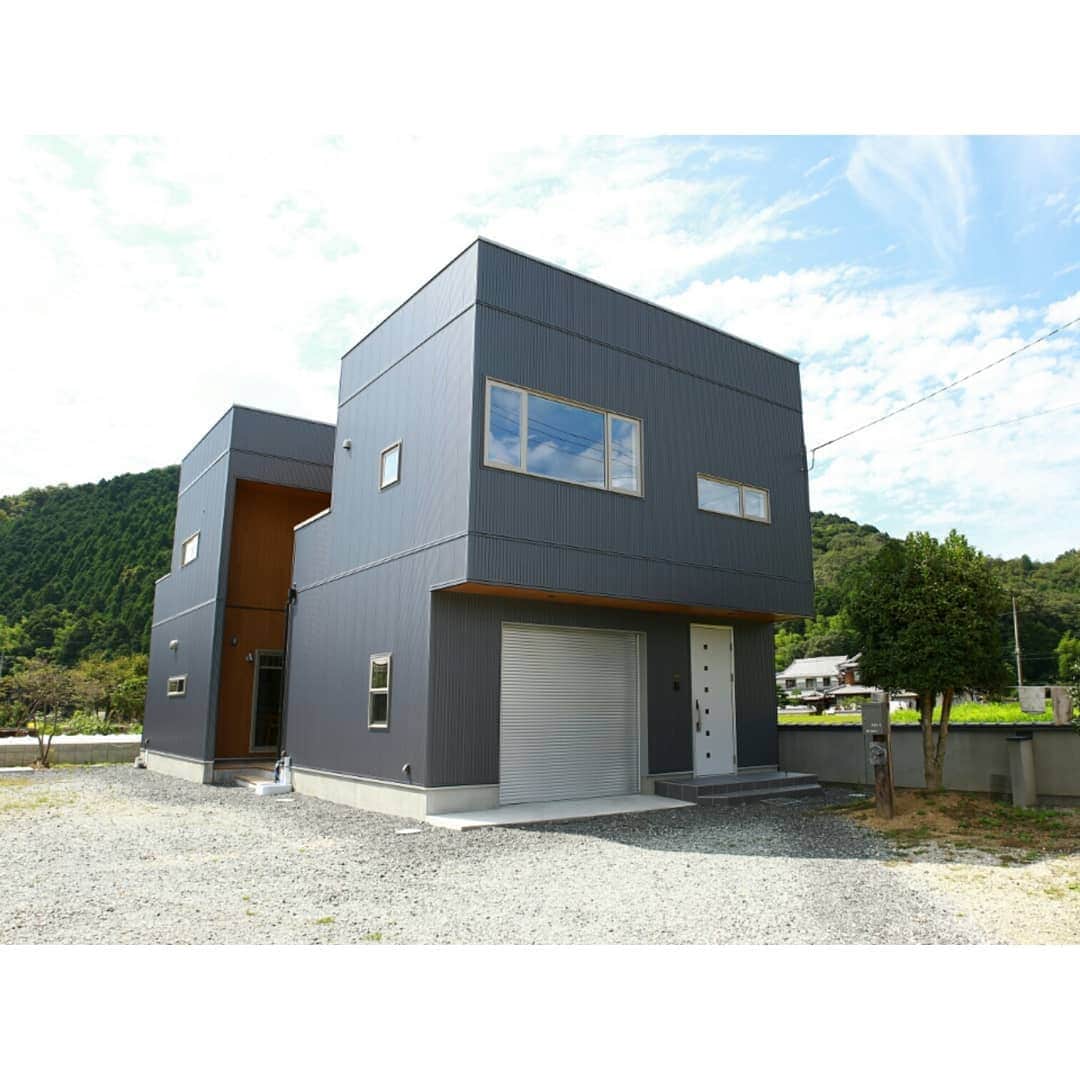 homelife 夢を叶える暮らし方のインスタグラム：「【仲良しハウス】 . 新しい形の二世帯住宅 仲良く並んだ２棟それぞれの デザインにこだわったお洒落なマイホーム . . #二世帯住宅 #二世帯 #親子三世代 #ビルトインガレージ #ビルトインガレージのある家 #くつろぎの空間 #かっこいい家 #こだわり #外観デザイン #おしゃれな家 #マイホーム #マイホーム計画 #福知山 #豊岡 #加東 #姫路 #注文住宅 #自由設計 #デザイン住宅 #family #house #home #ホームライフ #ホームライフ100 #アーキホームライフ」