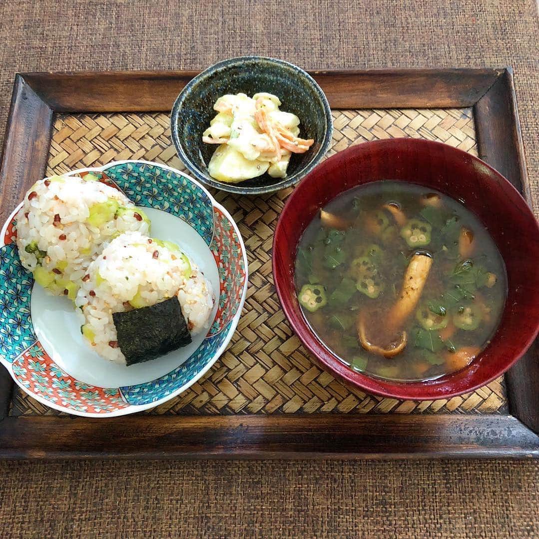 なでしこ健康生活さんのインスタグラム写真 - (なでしこ健康生活Instagram)「Repost from @annaprunacao)  45歳のお誕生日プレゼントに自分で買った、 @nadeshiko_healthy_life 「なでしこ健康生活」炊飯器が優秀で、 白米ももちもち。 新米になったら、新米祭りやらなくちゃ。 ・わさび菜漬けと雑穀米のおむすび(海苔は日間賀島) ・なめこと、オクラ、モロヘイヤのお味噌汁 ・昨夜の残り、秋の新ジャガとキャベツの粒マスタード和え  おむすびは、小さめが好きです♡  #yaotomi さんのモロヘイヤは、柔らかい #無農薬野菜  #有機野菜 #朝ごはん  #breakfast  #こうみえて #ol  #アラフォー もうすぐ#アラフィフ  #おむすび  #nagoya #オーガニック #organic #natural #味噌汁 #ナチュラルライフ  #一汁一菜  #washoku  #腸活 #todaysvege  #ベジ部 #nagano  #ツルヤオリジナル  #happy #今日も元気だごはんがうまい #地元ごはん #なでしこ健康生活」4月23日 4時05分 - nadeshiko_healthy_life