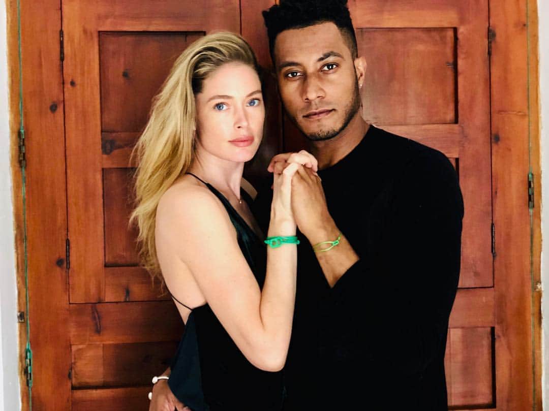 のインスタグラム：「As it is #EarthDay today, I’m wearing my #TOGETHERBAND as a symbol of support for the 17 UN Global Goals. When you buy a band, you get another one to share with someone important to you. 100% of the proceeds from each band are used to spread the word about the Global Goals and fund life-changing projects to build a better future for us all.  #bottletop #globalgoals #goal15 #shareyourgoal #unfoundation #ubs #wwf」