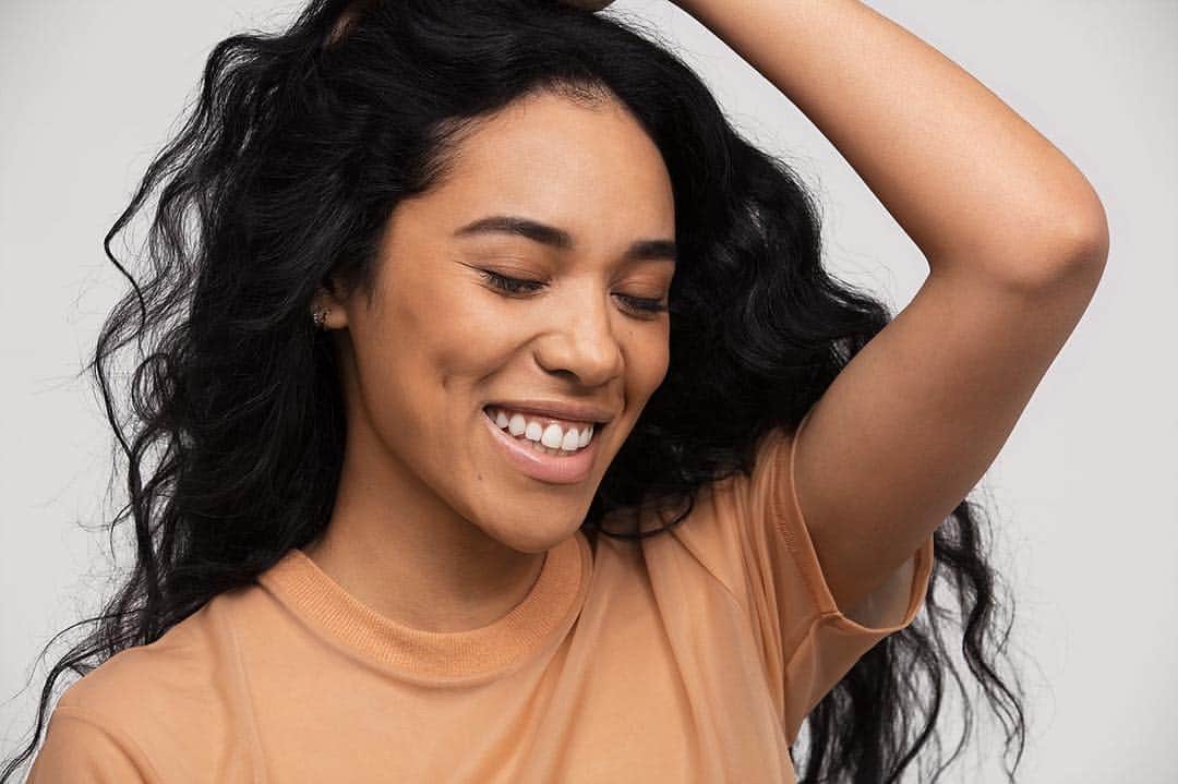 Smashboxのインスタグラム：「“Ensuring my skin is cared for & my makeup stays looking fresh is super important to me, even if I’m just wearing a minimal look.” @alealimay #BehindEveryGreatFace #SmashboxPrimer」