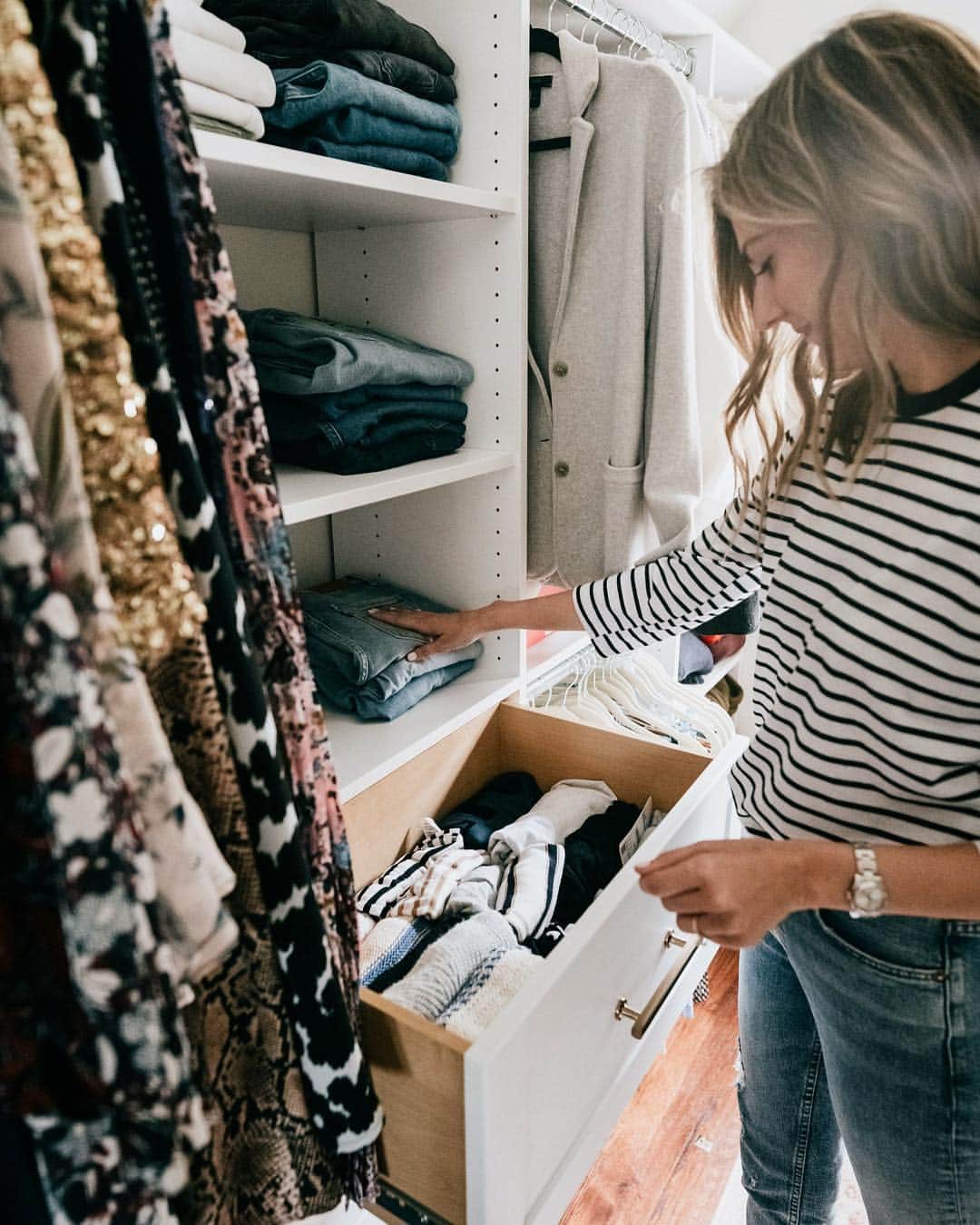 Anna Jane Wisniewskiのインスタグラム：「The only thing I picked up from the Kon Mari method was this folding technique 😬 but really, this small change has shifted my perspective on how I fill my drawers and makes mornings a lot easier when I can see everything 🤯 #konmari #walkincloset #thisoldtudor #homereno」