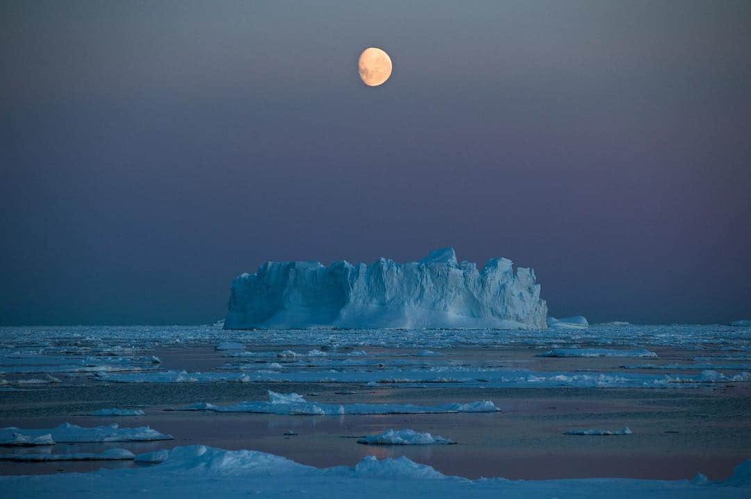National Geographic Travelさんのインスタグラム写真 - (National Geographic TravelInstagram)「Photo by @krystlejwright // Sponsored by @makersmark // It's always a gamble with Mother Nature when venturing into extreme environments. Working as a guide in Antarctica, I've experienced days where we were sailing in nine-meter seas with winds howling well over 100 kilometers an hour and days like this, where the water turns to glass and only the sounds of icebergs crackling in Crystal Sound could be heard. I was sailing south on this evening as our crew was headed for the polar circle. Before succumbing to sleep, I saw the moment where the rising moon would align with this spectacular iceberg. The success of landscape photography relies on luck and a lot of patience, but that notion in itself is a wonderful reward for being present in the moment to enjoy. // This Earth Day, @makersmark is on a mission to remove 75,000 pounds of trash from the world’s oceans and waterways. Explore #CocktailsForCleanups to join a cleanup near you and help create change. Because without water there could be no life on Earth. And no bourbon. Maker’s Mark should be enjoyed by adults of legal purchase age for alcohol. MADE WITH CARE. SIP WITH CARE.™ Bourbon 45%abv. Maker’s Mark Distillery, Loretto, KY.」4月23日 4時11分 - natgeotravel