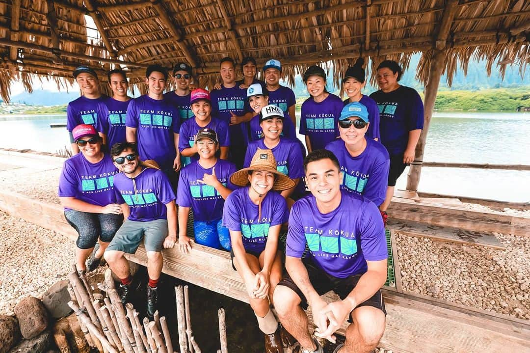 ハワイアン航空さんのインスタグラム写真 - (ハワイアン航空Instagram)「At Hawaiian Airlines, we strive to celebrate #EarthDay year round by finding opportunities to "mālama ka ‘āina," or care for the land. Our employee volunteer program, #TeamKokua, can often be found in their purple shirts, clearing invasive species (like in the photos above) or cleaning up beaches — truly living out the name "kōkua," which means to help. We are honored to be ambassadors of our islands, and share a strong sense of kuleana (responsibility) to take care of our land from mauka (mountains) to makai (the ocean), while helping to preserve our island culture and way of life. 🌺 #PualaniProud」4月23日 4時12分 - hawaiianairlines