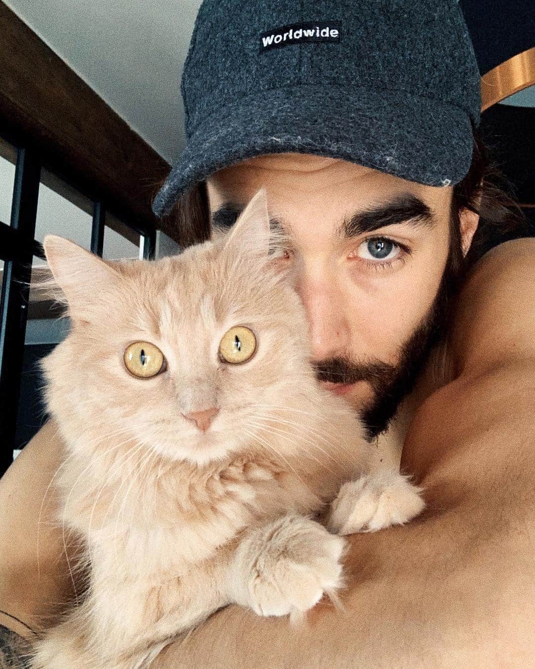NICOLAS SIMOESのインスタグラム：「When I open the food bag 🤣😻」