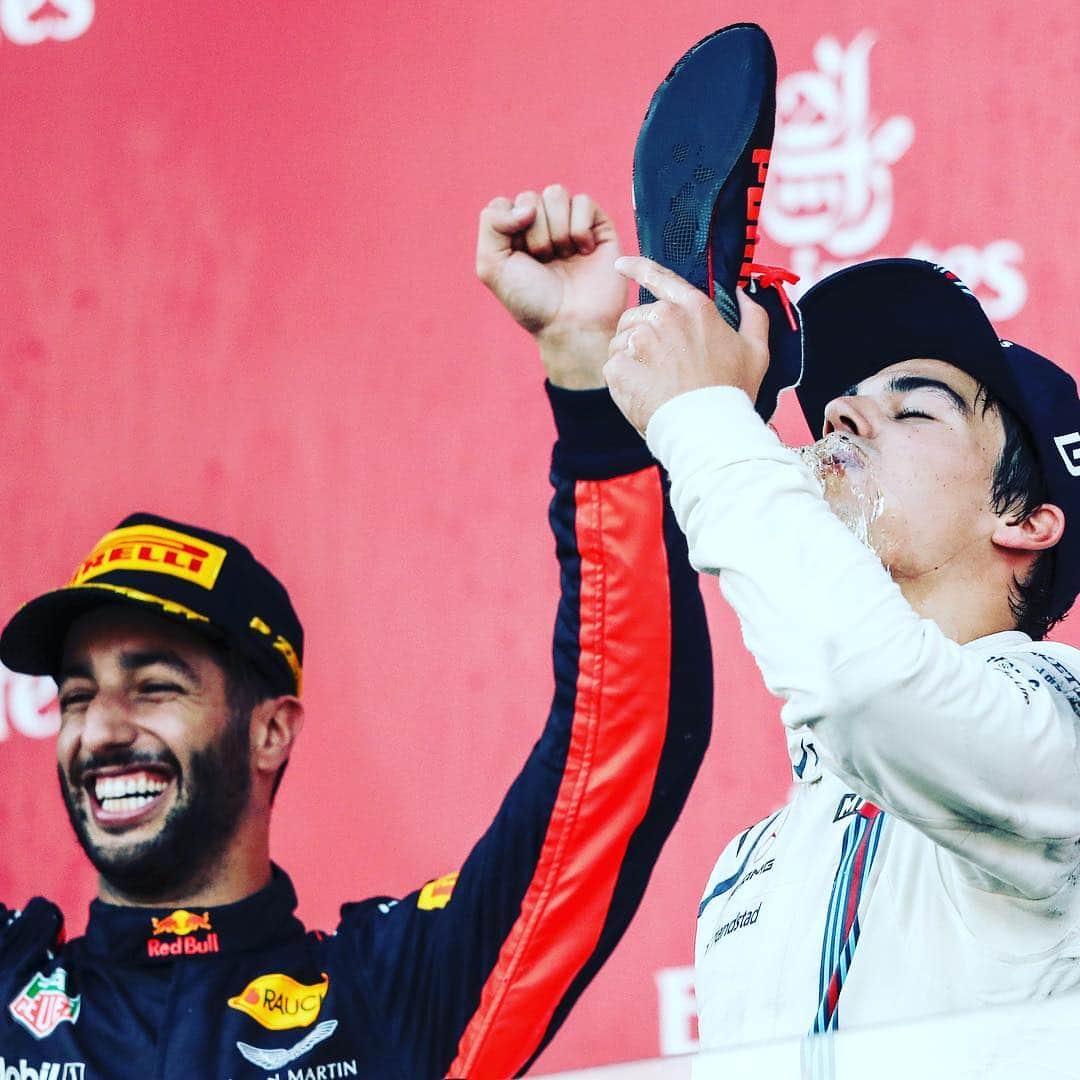 F1さんのインスタグラム写真 - (F1Instagram)「When you’re on the podium for the first time and Danny Ric’s there too 🇦🇿👟🤢😂 .  Photo = Baku, 2017 .  #F1 #Formula1 #AzerbaijanGP #Baku #LanceStroll #DanielRicciardo #Shoey @lance_stroll @danielricciardo @bakucitycircuit」4月23日 4時20分 - f1