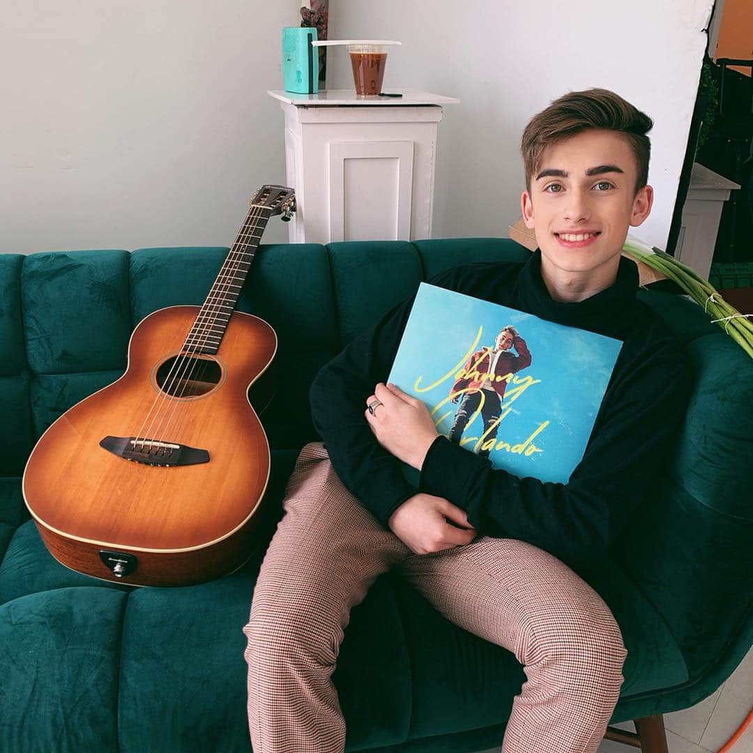 ジョニー・オーランドのインスタグラム：「your ears can now listen to my EP on vinyl, that’s pretty cool. get yours at johnnyorlandomusic.com :)」