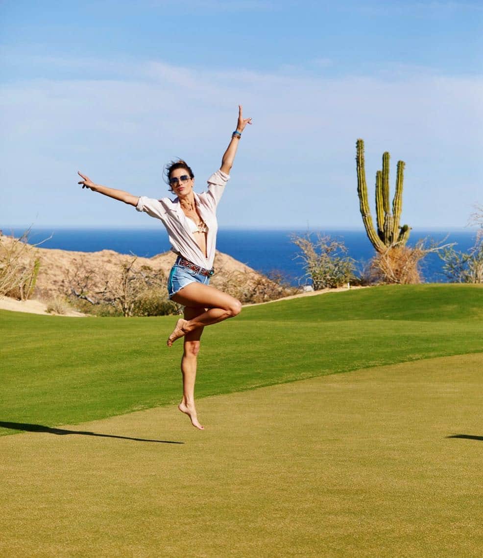 アレッサンドラ・アンブロジオさんのインスタグラム写真 - (アレッサンドラ・アンブロジオInstagram)「Beautiful day for a round of golf 🏌🏻‍♀️⛳️✌️#twindolphingolfclub」4月23日 4時22分 - alessandraambrosio