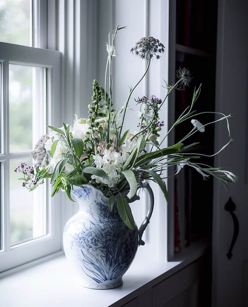 Krissyさんのインスタグラム写真 - (KrissyInstagram)「happiest start to the week .  our world here is ablaze with buds and blooms and bird song and so so much green! I couldn’t be more grateful to be able so share such a beautiful first spring with Ruairí .  to see the sense of wonder with which he watches our magnolia branches in the wind, heavy with blooms or tracks a fat bumblebee as it moves from flower to flower or feels the cold spring earth and tender grass under his chubby toes - has made me all the more mindful of this beautiful world around us. how precious it truly is and it’s simple everyday gifts to us .  I think I owe it one or two gestures in return - in gratitude . #earthday #pursuepretty #habitandhome  #todayslovely #farmhouseliving #flowerstagram #blooms #cottagefarm #springhassprung #thewayweliveinthecountry #beinspired #eleganceintheeveryday #vscoflowers #seasonspoetry #aseasonalshift #embracingtheseasons #poetryofsimplethings #verilymoment #myeverydaymagic #seekinspirecreate #blooms #momentsofmine #momentslikethis #myhousebeautiful #quietinthewild #provinciallife #chasinglight #alliseeispretty」4月23日 4時25分 - cottagefarm