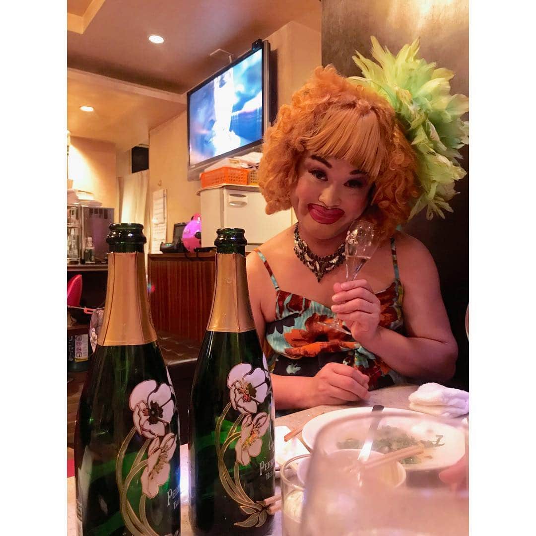 立花陽香さんのインスタグラム写真 - (立花陽香Instagram)「気分が良い時にお酒を飲むと気持ち良いです。#銀座 #大穴 #オカマバー」4月23日 4時27分 - haruka_4