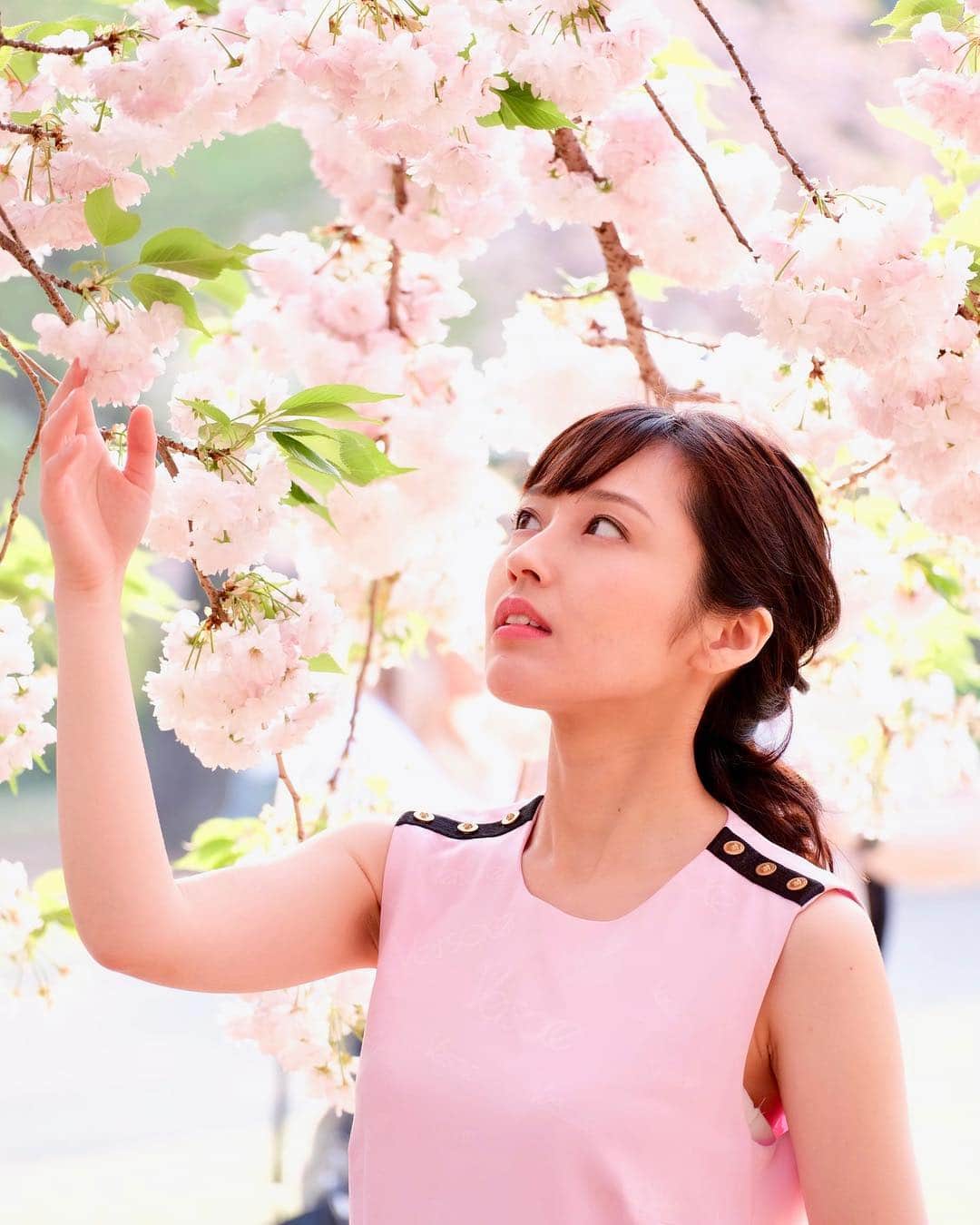 のインスタグラム：「ざわゆにも桜咲くといーな みんなにも咲きますように。 #いいねください  服  #versace  #フォローしてね  #桜 #ポートレート #美人 #可愛い  #🌸 #新宿 #ピンク  #フォトジェニック #いい写真 #モデル #タレント #女優 #撮影スポット#写真 #綺麗 #撮影」
