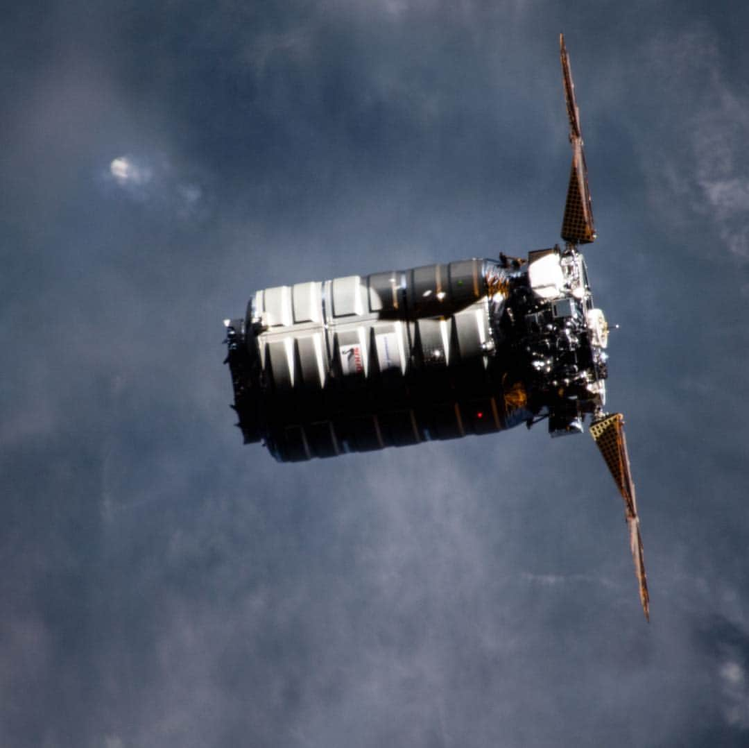 国際宇宙ステーションさんのインスタグラム写真 - (国際宇宙ステーションInstagram)「The Cygnus space freighter arrives at the International Space Station for its robotic capture carrying about 7,600 pounds of science, supplies and hardware for the Expedition 59 crew on April 19, 2019. #nasa #csa #northropgrumman #unitedstates #canada #cygnus #wallops #virginia #international #space #station #cargo #science」4月23日 4時30分 - iss