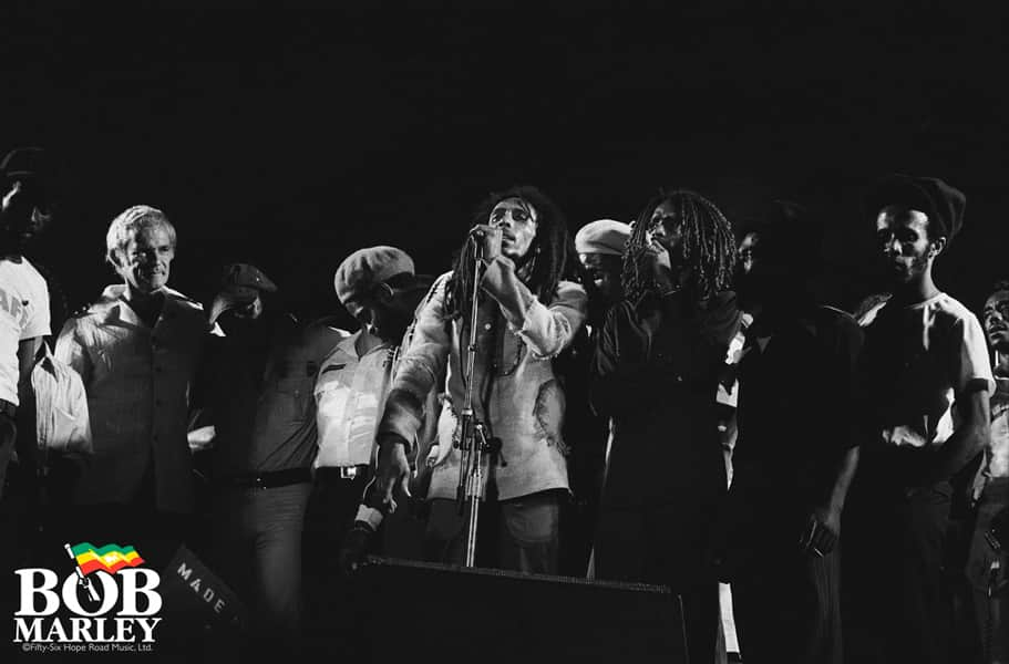 ボブ・マーリーさんのインスタグラム写真 - (ボブ・マーリーInstagram)「On this day in 1978, Bob Marley brought together the leaders of Jamaica's warring political parties on stage as a showing of unity at the One Love Peace Concert in Kingston! It was a historic moment for both music and Jamaican history, which led to a period of non-violence in the neighborhoods of Jamaica, as well as Bob being awarded the U.N. Peace Medal. #todayinbobslife」4月23日 4時54分 - bobmarley