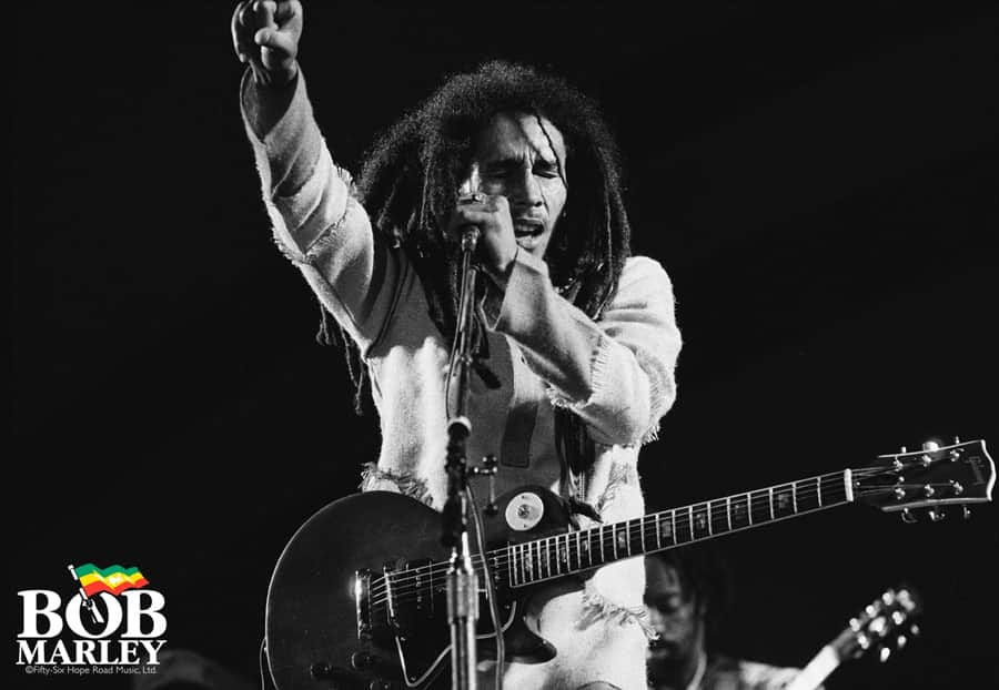 ボブ・マーリーさんのインスタグラム写真 - (ボブ・マーリーInstagram)「On this day in 1978, Bob Marley brought together the leaders of Jamaica's warring political parties on stage as a showing of unity at the One Love Peace Concert in Kingston! It was a historic moment for both music and Jamaican history, which led to a period of non-violence in the neighborhoods of Jamaica, as well as Bob being awarded the U.N. Peace Medal. #todayinbobslife」4月23日 4時54分 - bobmarley