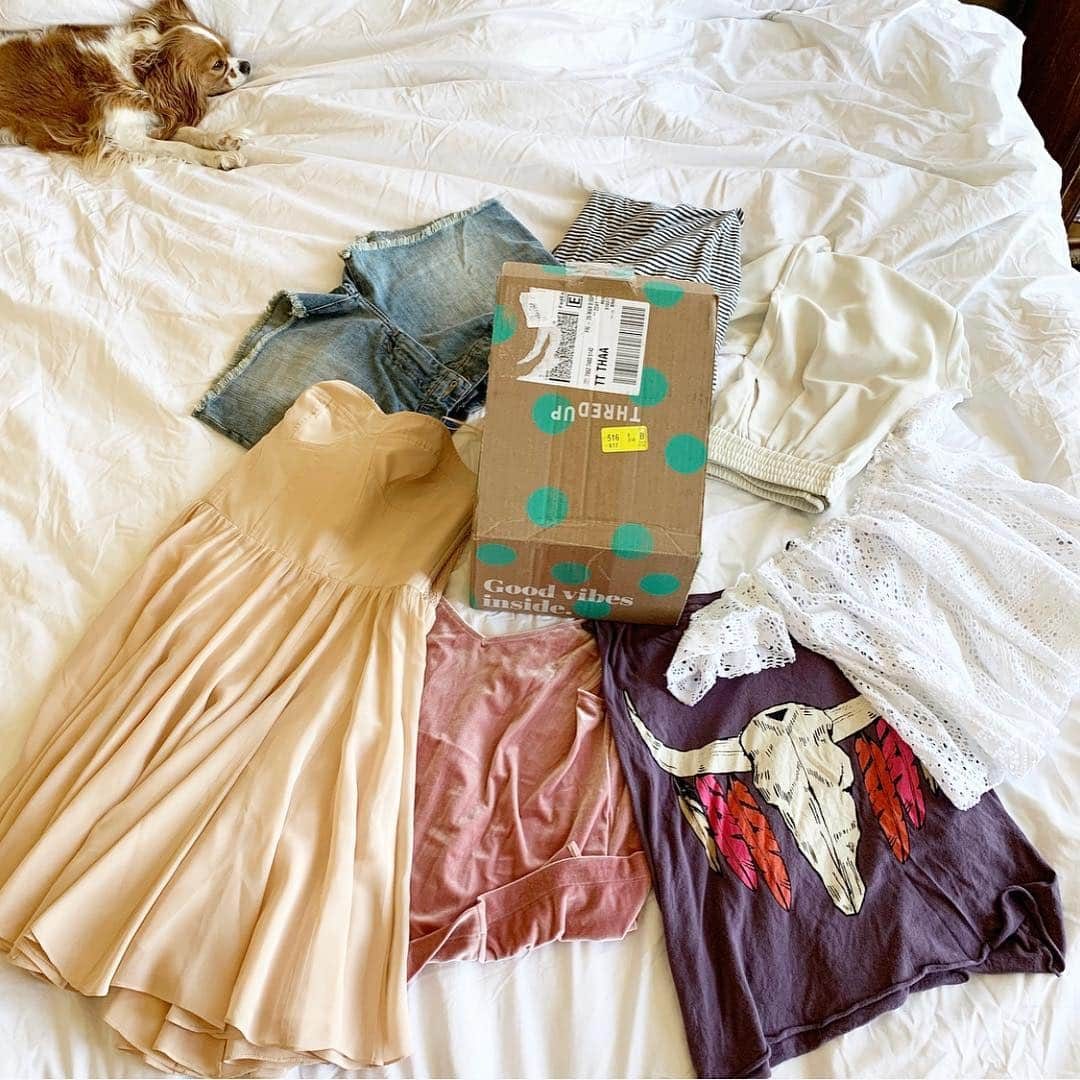 カーリー・ワデルさんのインスタグラム写真 - (カーリー・ワデルInstagram)「If everyone in the U.S. bought one used clothing item instead of new in 2019, we would save nearly 449 MILLION pounds of waste. That's why I LOVE shopping at online thrift store @thredUP. You get to save money, get cute clothes and help the planet. What more could you want?! Join me this Earth Day and #chooseused because our fashion choices matter. Get an extra 30% off your first order at thredup.com with code CARLY30 (exp 4/30/19). Plus, these limited edition USED pins are going in every order while supplies last! LINK IN BIO TO SHOP! 🌍❤ #thredUPinfluencer #secondhandfirst http://bit.ly/CARLY30」4月23日 4時54分 - carlywad