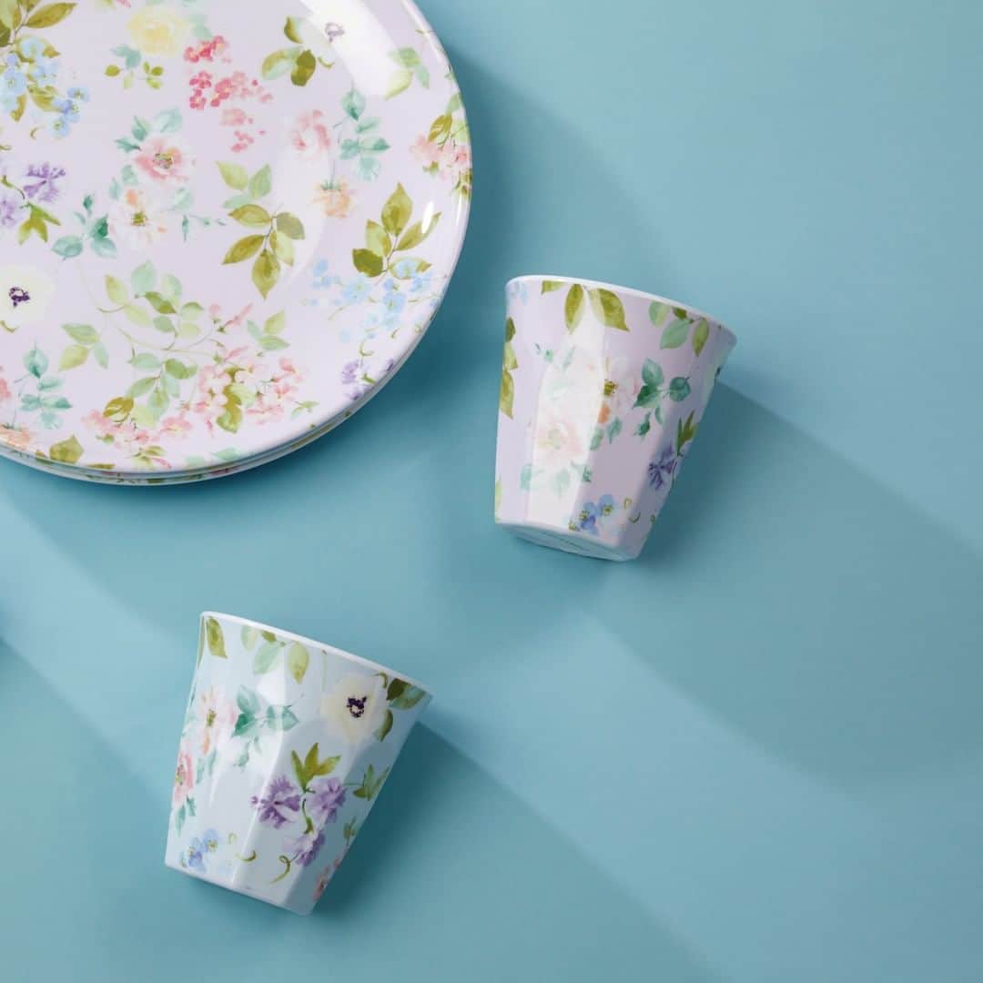 ローラアシュレイのインスタグラム：「Outdoor dining is easy with our new Spring Blossom collection. Made from melamine, this set is perfect for picnics or garden parties 🌸」