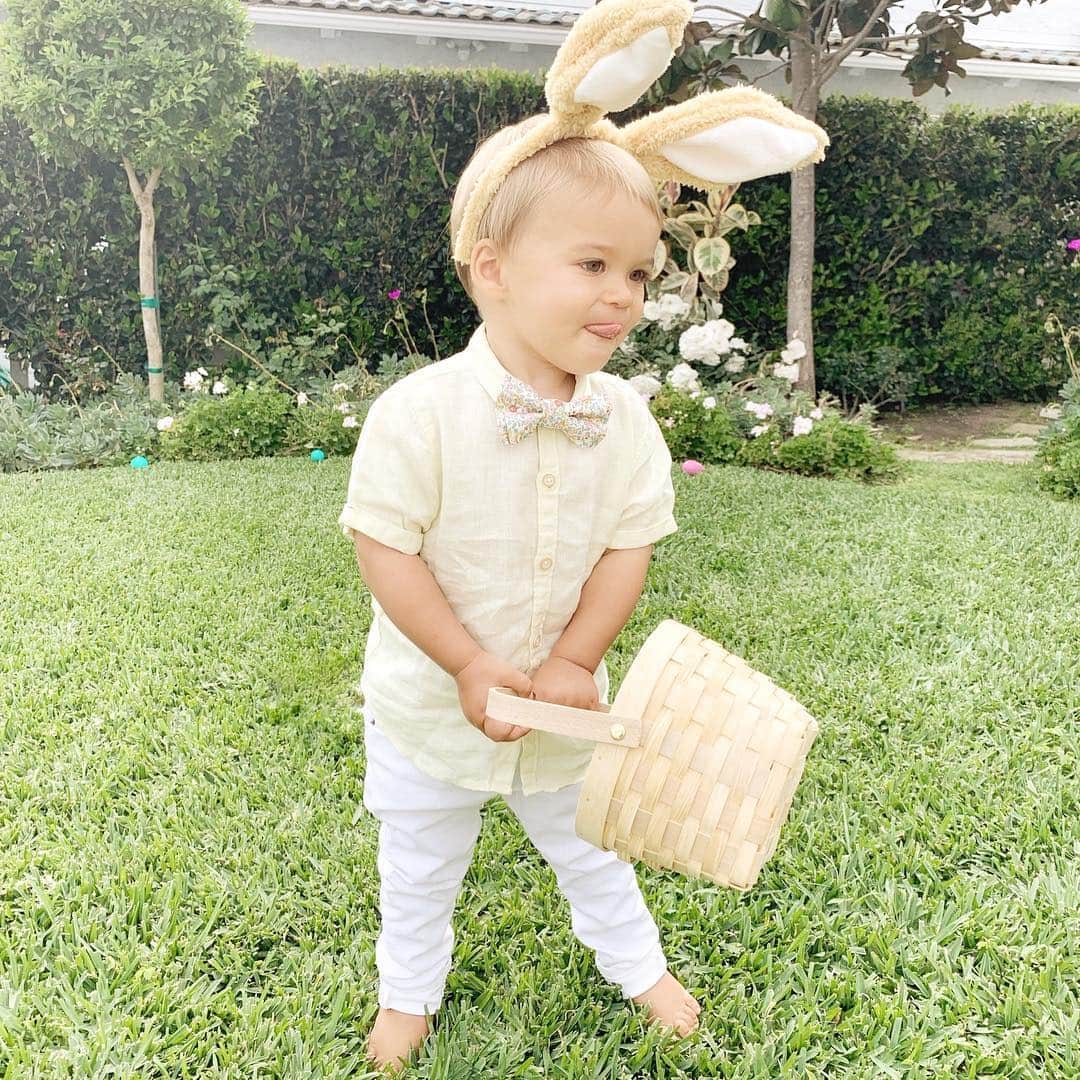 ローレン・コンラッドのインスタグラム：「He still hasn’t grasped the concept of an Easter egg hunt, but he did let me put a bow tie and bunny ears on him so we will call it a success 🐰」