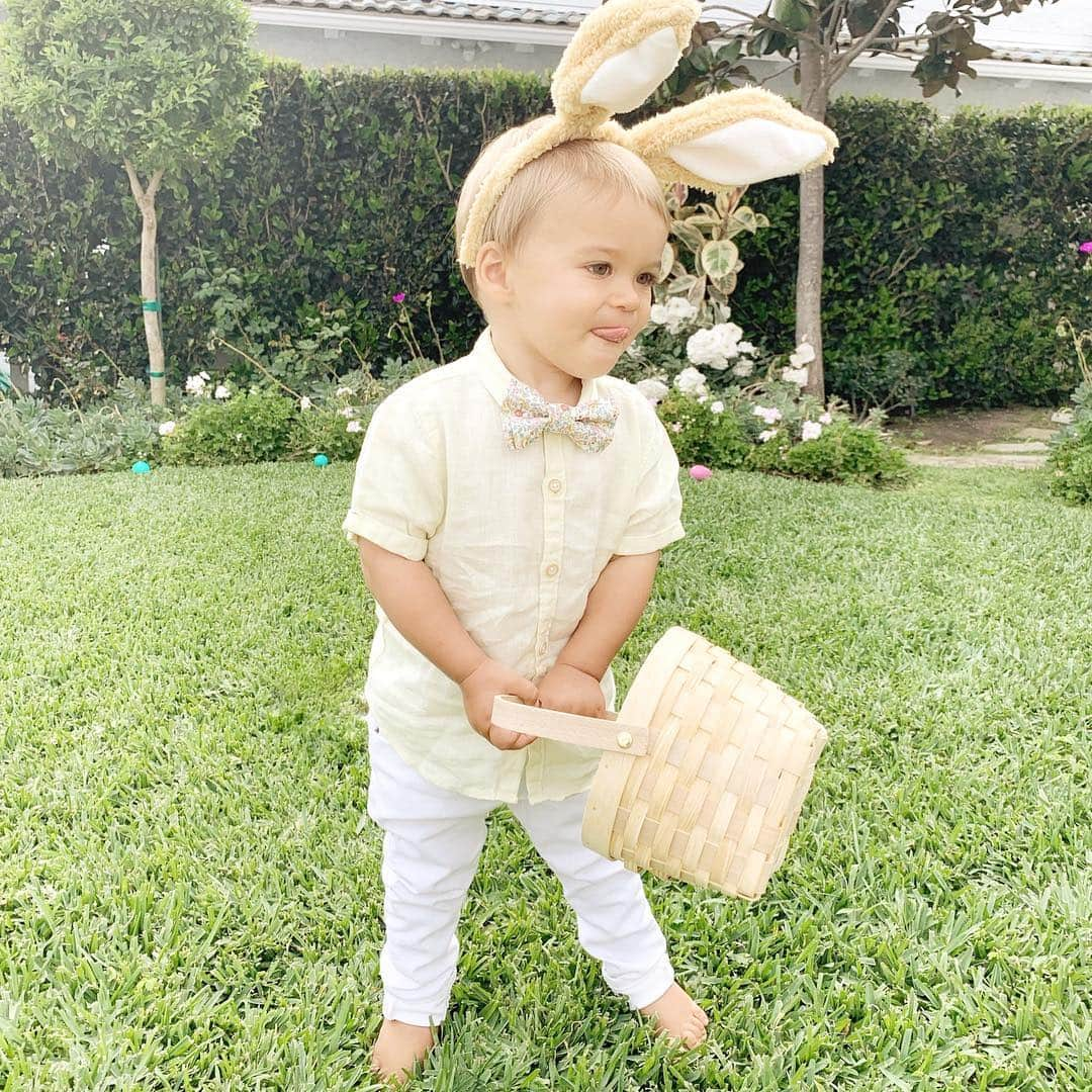 ローレン・コンラッドさんのインスタグラム写真 - (ローレン・コンラッドInstagram)「He still hasn’t grasped the concept of an Easter egg hunt, but he did let me put a bow tie and bunny ears on him so we will call it a success 🐰」4月23日 4時50分 - laurenconrad