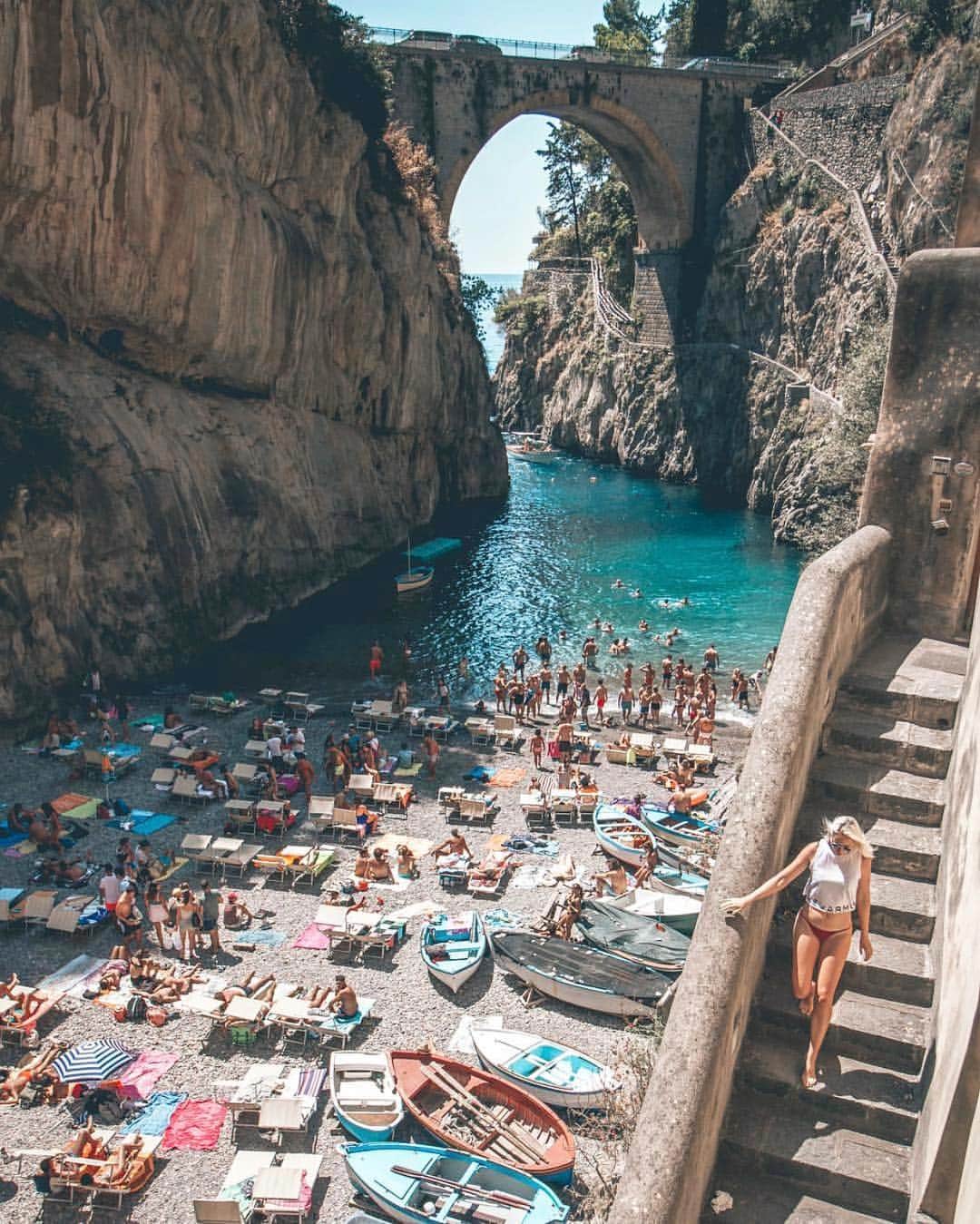 bestvacationsのインスタグラム：「Summer days are coming ☀️ Living inside a postcard in Italy 🇮🇹 By @chels.alexandra #BestVacations」