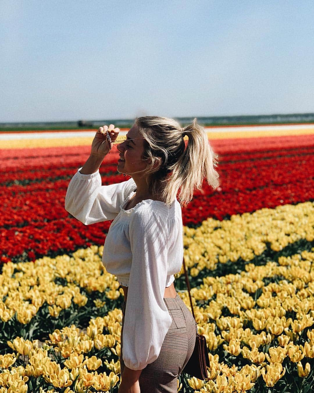 ニキ・ヴォリーズさんのインスタグラム写真 - (ニキ・ヴォリーズInstagram)「Happy girls ask for happy flowers in a field of thoughts 🌹... ‘ ‘ ‘ ‘ ‘ #hey #you #girl #blondehair #sun #sunglasses #blondegirl #holland #thenetherlands #tulips #happy !!」4月23日 5時09分 - nikiwories