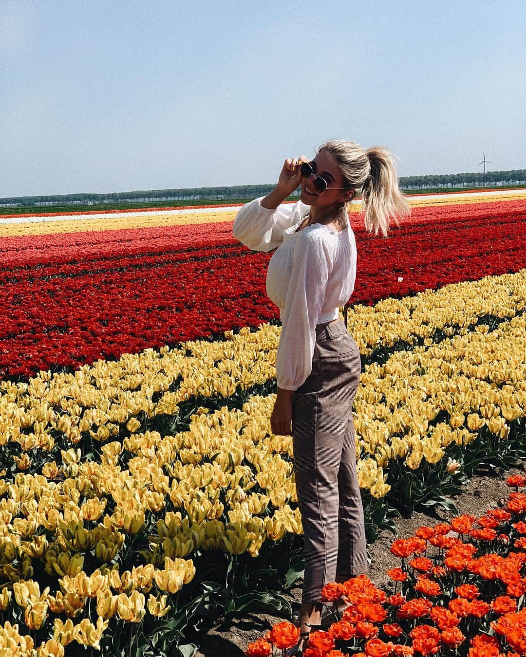 ニキ・ヴォリーズさんのインスタグラム写真 - (ニキ・ヴォリーズInstagram)「Happy girls ask for happy flowers in a field of thoughts 🌹... ‘ ‘ ‘ ‘ ‘ #hey #you #girl #blondehair #sun #sunglasses #blondegirl #holland #thenetherlands #tulips #happy !!」4月23日 5時09分 - nikiwories