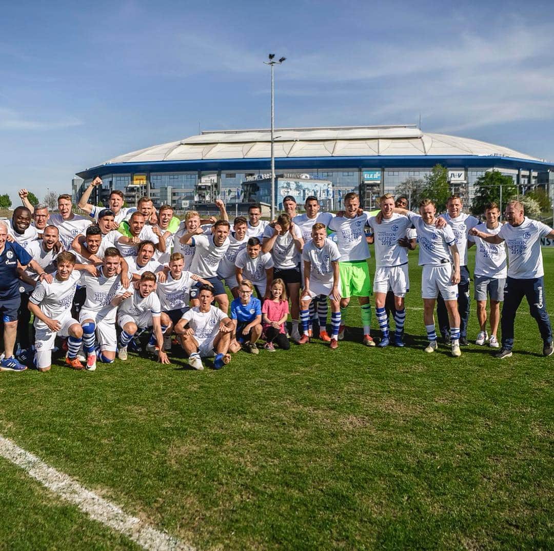 ゲーラルド・アサモアのインスタグラム：「Der hochverdiente vorzeitige Aufstieg! Ich bin extrem stolz auf euch, Jungs! 👏🏿👏🏿🙏🏿🙏🏿 #U23 #S04 #Schalke #nurders04」