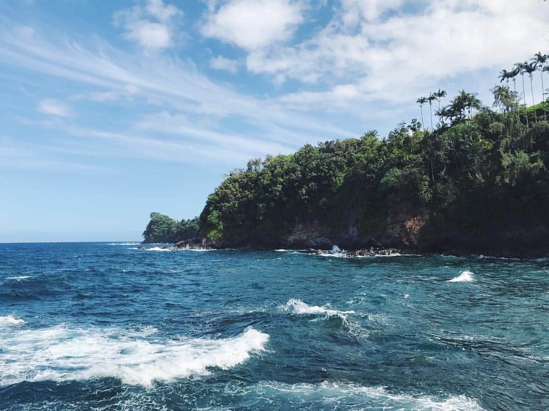 アリシア・デブナム・キャリーのインスタグラム：「Happy #earthday everyone! This photo is from the last time I was in Hawaii. What splendor exists around us. Let’s protect this beautiful planet. 🌎 It’s the only one we have. Sign the petition below to urge world leaders to preserve our precious home. ✨🌿 www.globaldealfornature.org」