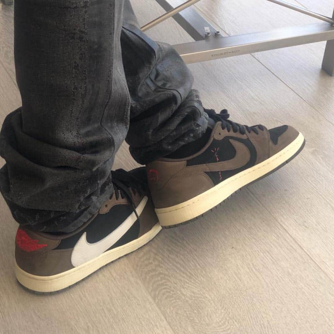 Sneaker News x Jordans Dailyさんのインスタグラム写真 - (Sneaker News x Jordans DailyInstagram)「Travis Scott collabs hopping on that Air Jordan 1 Low wave 👀 Is it worth a cop or an easy pass? #jordansdaily」4月23日 5時22分 - jordansdaily