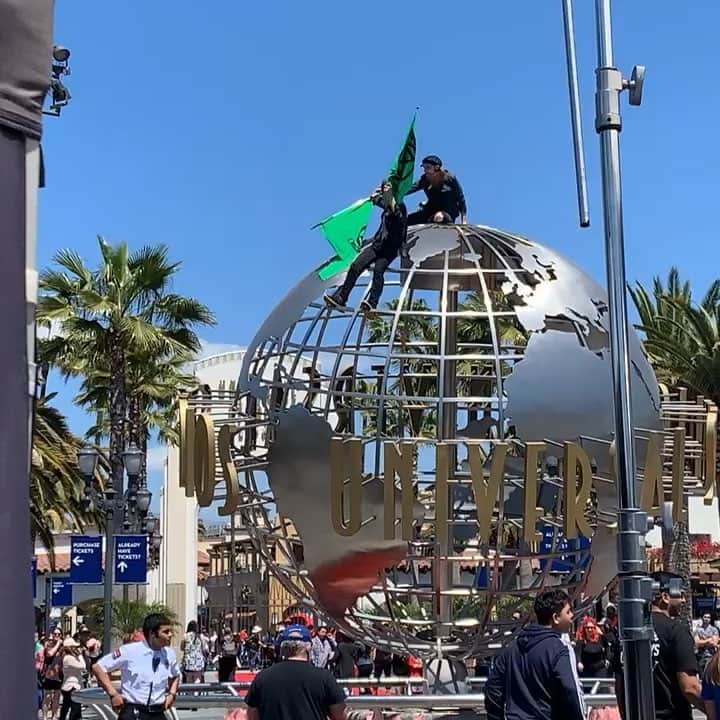 スコット・フォーリーのインスタグラム：「Happy #earthday. #extra #universalcitywalk.」