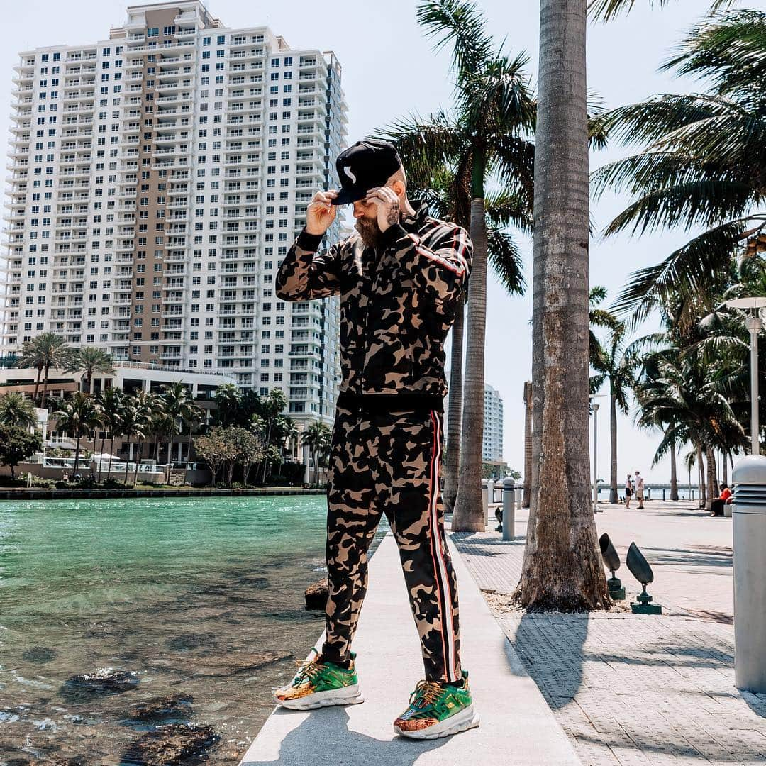 Showtekさんのインスタグラム写真 - (ShowtekInstagram)「Miami, the city where the water is crystal clear and where humans and wildlife live together in harmony. We as humans need to change our lifestyle to maintain this for a healthy and better future for us, the animals and the planet. 🌏  #earthday #climatechange #vegan #miami」4月23日 5時33分 - showtek