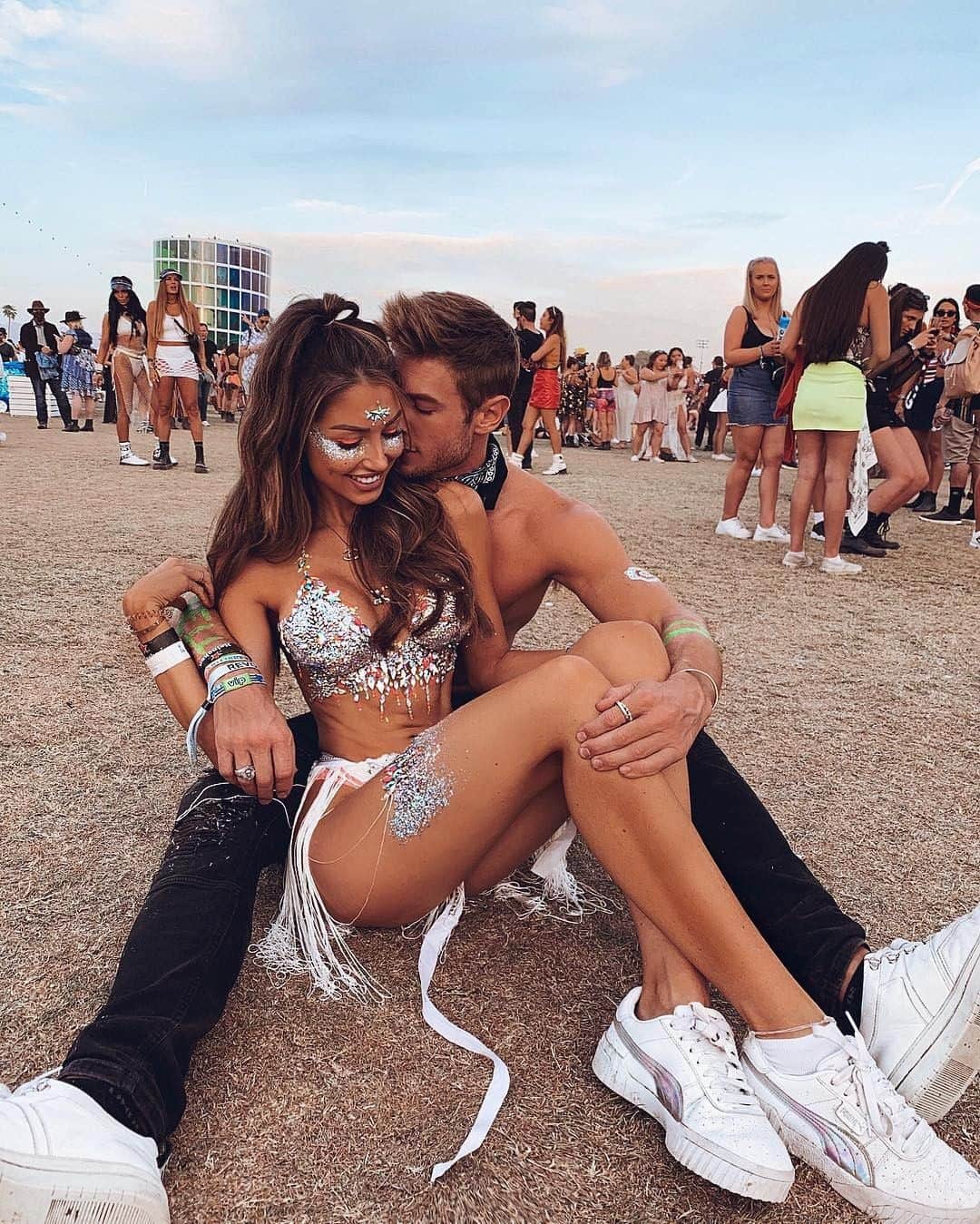 Angel™さんのインスタグラム写真 - (Angel™Instagram)「Couple Goals @ Coachella 2019. Tag someone you love. credit @caro_e_ 🎁 Where to Buy the “Top”? 👉🏻 link in my bio or dress-as.com 👈🏻 . #americanstyle #couple #ootd #coachella2019 #coachellaoutfit #love ❤️」4月23日 5時35分 - americanstyle