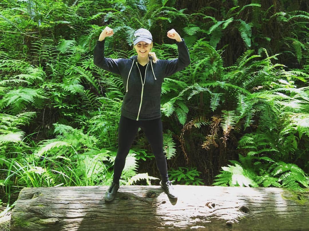 メリッサ・ラウシュのインスタグラム：「One of my favorite hikes in a Redwood Forest in honor of #EarthDay  We have only one shot at taking care of this amazing planet and it deserves our love and care beyond measure. I’d like to call out and thank a handful of the incredible organizations working daily to keep it alive and thriving - @earthjustice @sierraclub @nature_org @greenpeace @amazonconservation @environmental_defense_fund @wetlandstwi @treepeople_org @defendersofwildlife @globalfootprintnetwork @earthdaynetwork @wildlifedirect @audubonsociety  @savingoceans @rainforest_foundation @wildnetorg @globalgreengrants @southernenvironment @wildaid  Just to name a super small cross section. Let me know your favorites in the comments!  There are so many additional vital organizations -- please find a cause that's important to you & see how you can support them. The Earth will thank you and I will too. Seriously, if we run into each other on a hike I will definitely say “thank you” - but probably best not to hug since we’ll both be all sweaty from said hike...and neither of us need to deal with that. Cool? Happy Earth Day! 🌏」