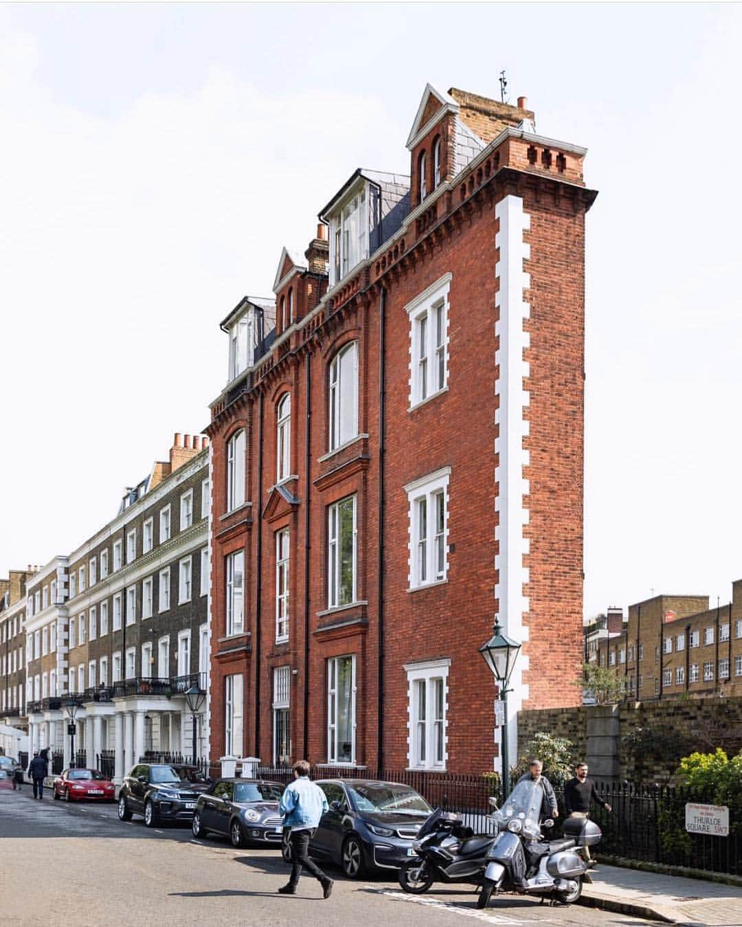 @LONDON | TAG #THISISLONDONさんのインスタグラム写真 - (@LONDON | TAG #THISISLONDONInstagram)「The Thin House in #Knightsbridge shot by @sparrowinlondon 😍 It was originally designed as an artists studio in 1880 - today a 1-bed studio flat will set you back £1 Million, and you’ll struggle to swing a cat in the tiny apartment, in what has to be one of London’s strangest  building! 😱 // #thisislondon #londonreviewed #london」4月23日 6時00分 - london