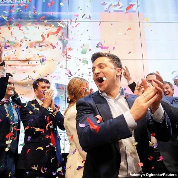 ABC Newsさんのインスタグラム写真 - (ABC NewsInstagram)「Volodymyr Zelensky, a comedian with no political experience and who plays the country’s president on a TV show, won Ukraine’s presidential election in a landslide. Russian leaders welcomed his election, as thoughts turned to what the new president will mean for the region’s five-year conflict that remains a major flashpoint between Moscow and Western countries. #ukraine #politics #russia」4月23日 6時01分 - abcnews