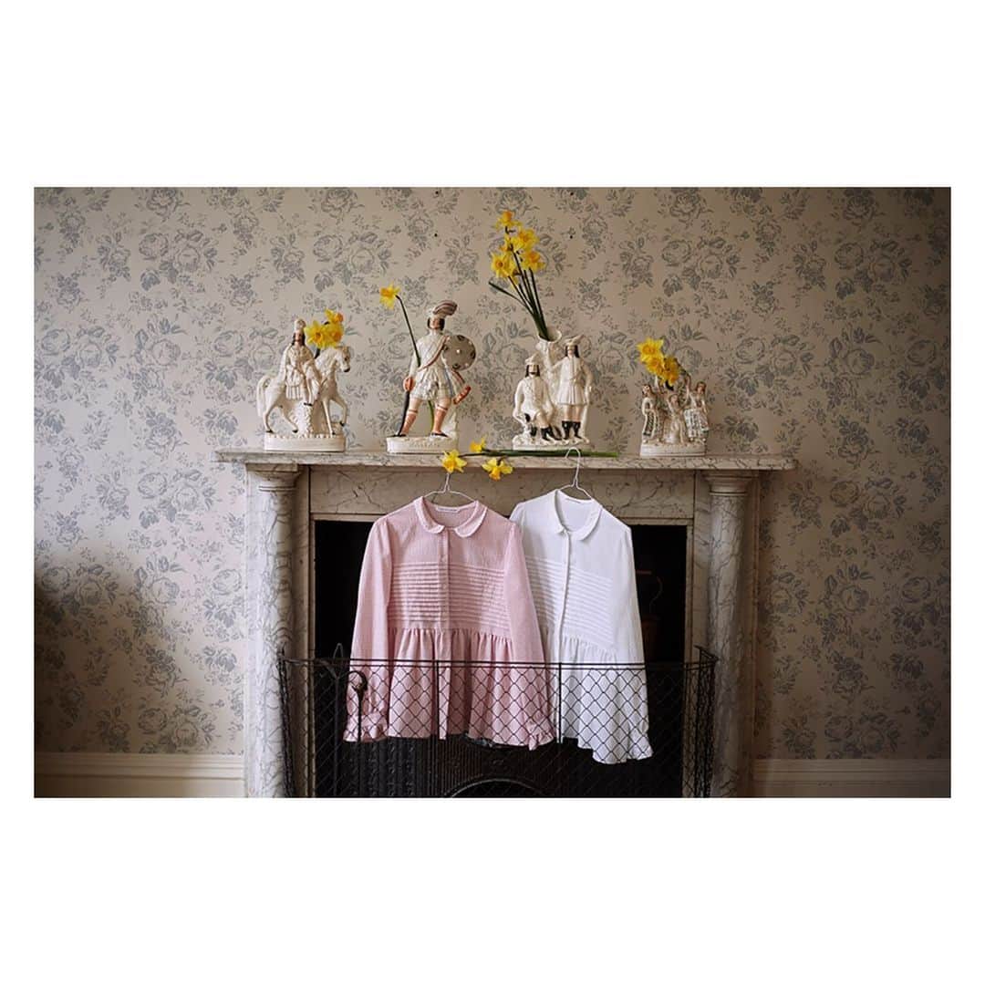 キャベジズ&ローゼズのインスタグラム：「Hung by the chimney with care 💕The Perdie shirt has arrived! Available in pink or white seersucker, she is a most charming shirt with pintucks, a peter pan collar, and some rickrack for good measure #newarrivals💗💕 #springarrivals #madeinengland🇬🇧 #seersucker #rickrack #peterpancollars #slowfashion #pinkseersucker #cabbagesandroses #cabbagesandrosesfashion @christina_strutt @cabbagesandroses_shop 👆Link In Bio👆」