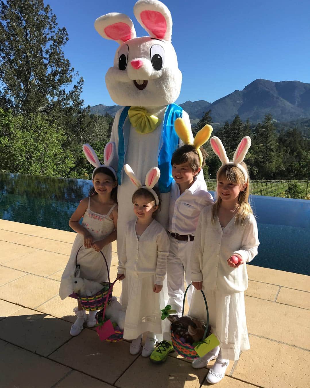 デヴォン青木のインスタグラム：「Easter Bunny sighting in #Calistoga @rlbailey🐇🤗」