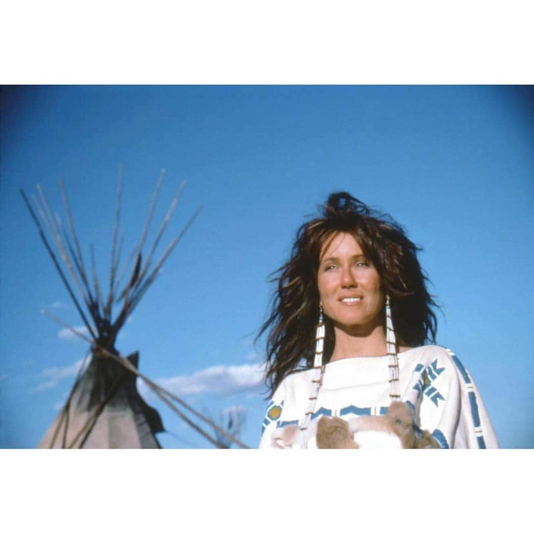 のインスタグラム：「Happy Earth Day! Please check out the video I just posted to my Instagram Stories, and find out more how you can help support Pine Ridge Flood Relief, Sinte Gleska University *and* bid on the earrings I wore in Dances With Wolves, all as part of a wonderful fundraising effort for my birthday being organized by fans! Please check out the insta story, and @inspiredbymary on twitter for more information. Link to the eBay auction for the earrings is in my bio!」